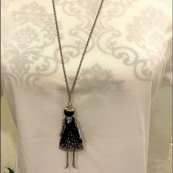 NWT Fashionable pendant on long silver chain - Picture 6 of 10